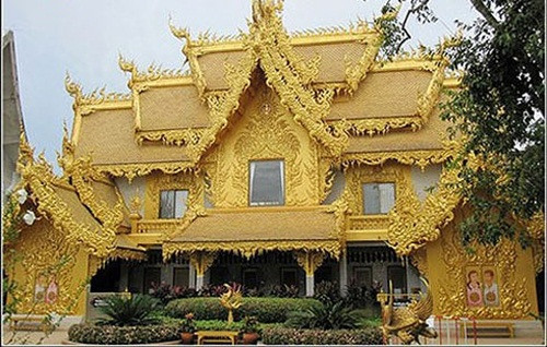 Nhìn bên ngoài công trình tựa như được dát vàng bởi tất cả chi tiết đều cùng tông màu màng rực. Ảnh: VOV.