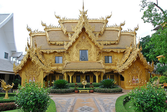 Phía ngoài còn có nhiều cây xanh được cắt tỉa gọn gàng. Ảnh: Chiangrai.