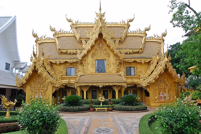 Phía ngoài còn có nhiều cây xanh được cắt tỉa gọn gàng. Ảnh: Chiangrai.