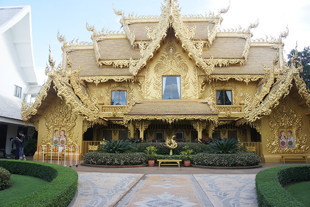 Tầng 1 là khu nhà vệ sinh công cộng còn tầng 2 là văn phòng làm việc. Ảnh: Daily Express.