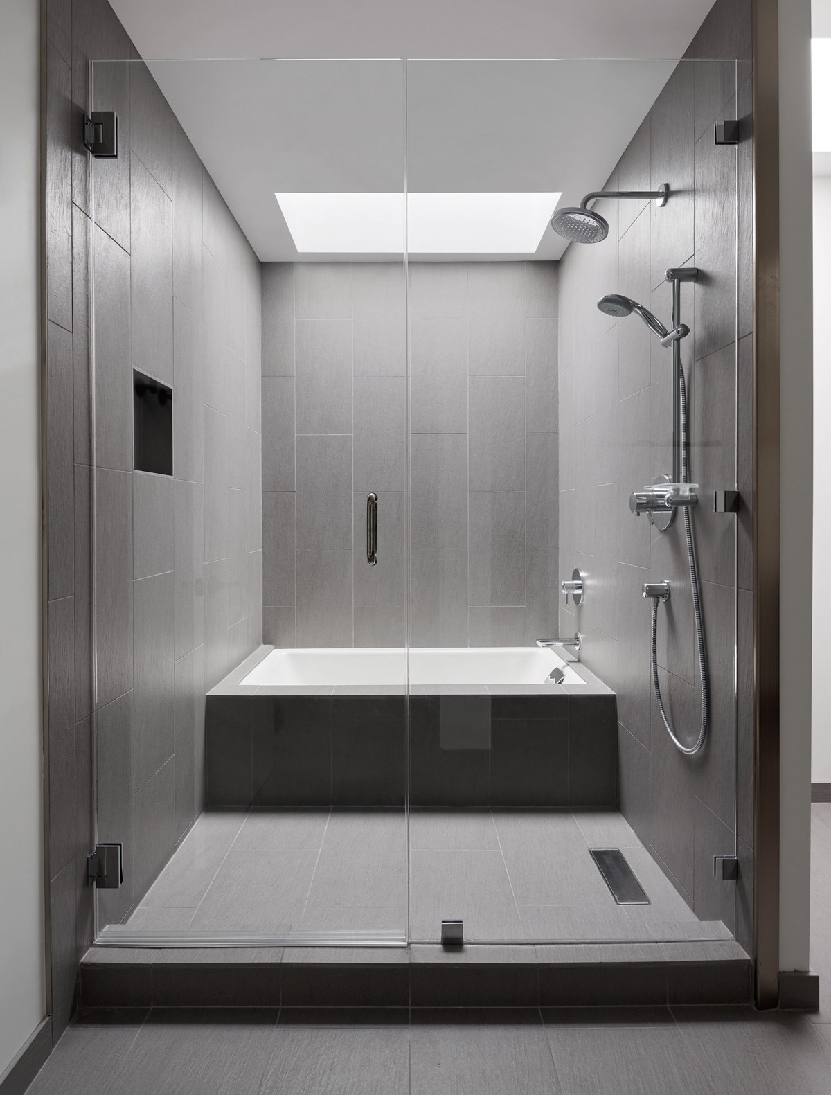 Gam màu xám trong phòng tắm mang vẻ đẹp thời thượng bền vững theo thời gian.