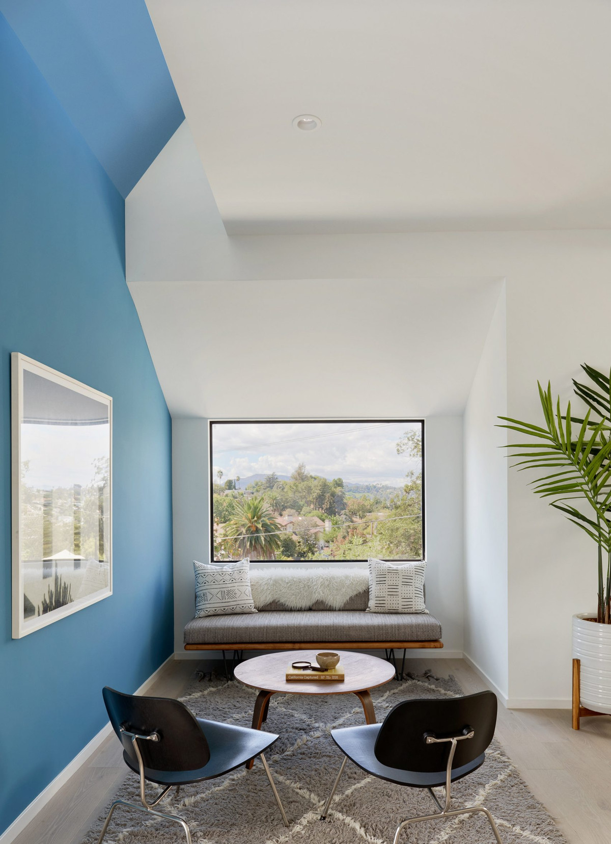 Phòng khách thoáng sáng có view nhìn ra bên ngoài khu đồi.