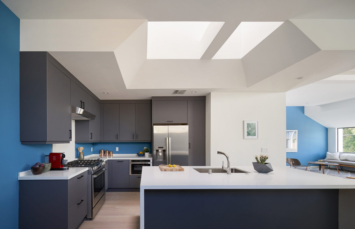 Khu vực bếp có cửa sổ trên trần lấy ánh sáng.