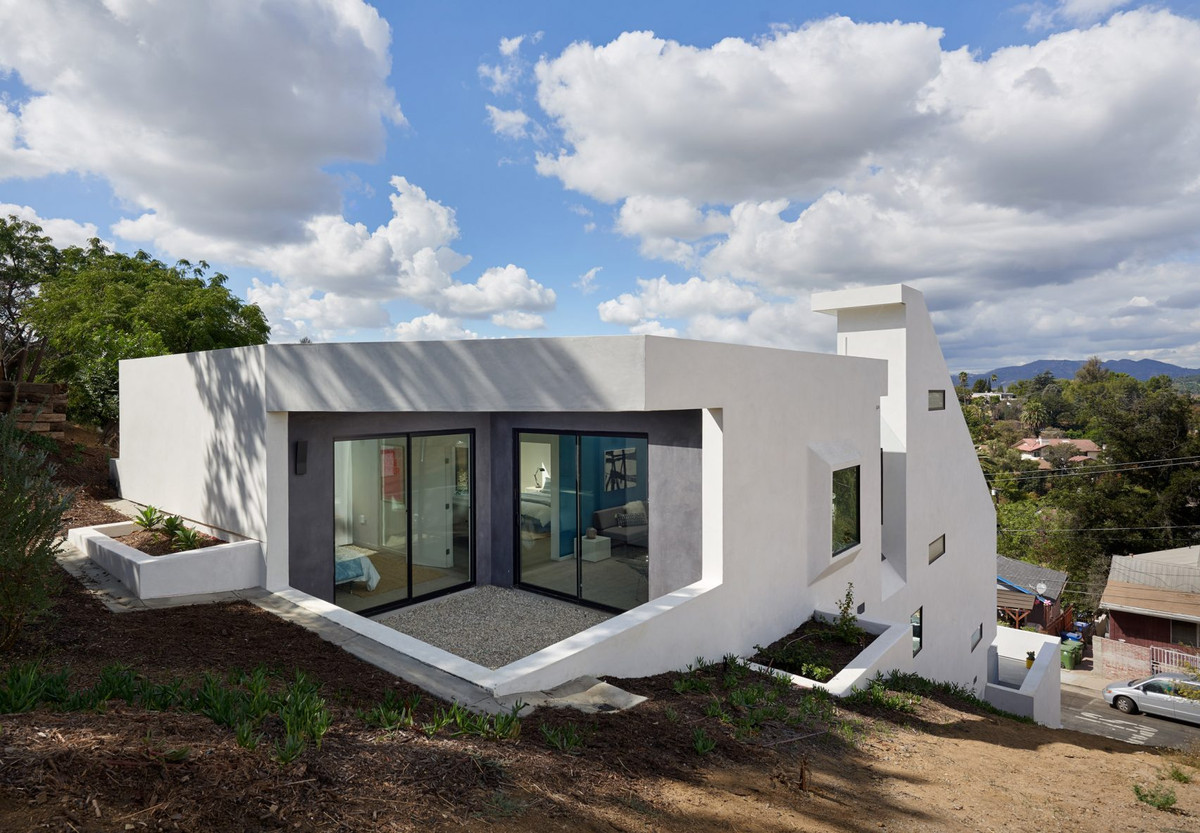 Phòng ngủ thông thoáng với hệ cửa kính lớn.