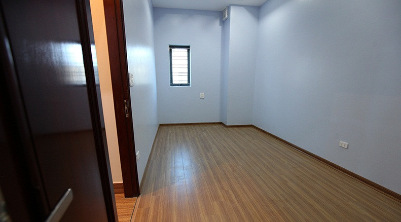 Phòng ngủ của tiền vệ Nguyễn Quang Hải trên tầng 2 được sơn màu xanh pastel và lát sàn gỗ. Ảnh: Vietnamnet.