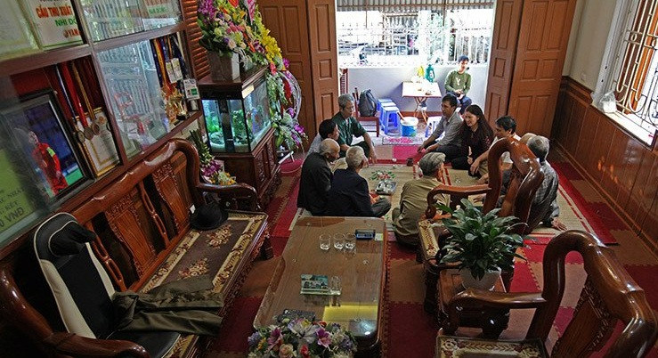 Phòng khách đơn giản nhưng sang trọng với bộ bàn ghế gỗ rộng rãi. Ảnh: Vietnamnet.