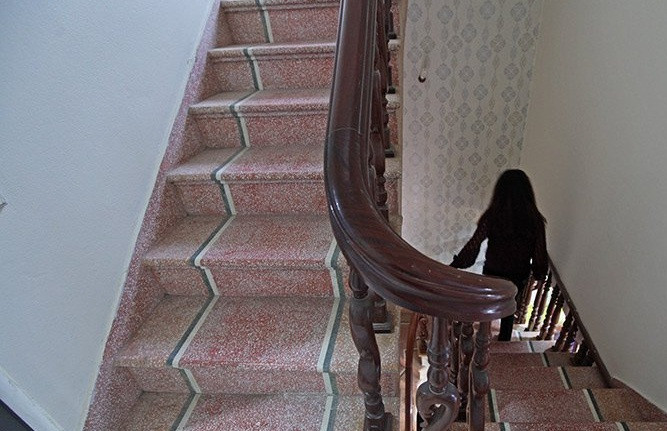 Cầu thang với lan can bằng gỗ chắc chắn. Ảnh: Vietnamnet.