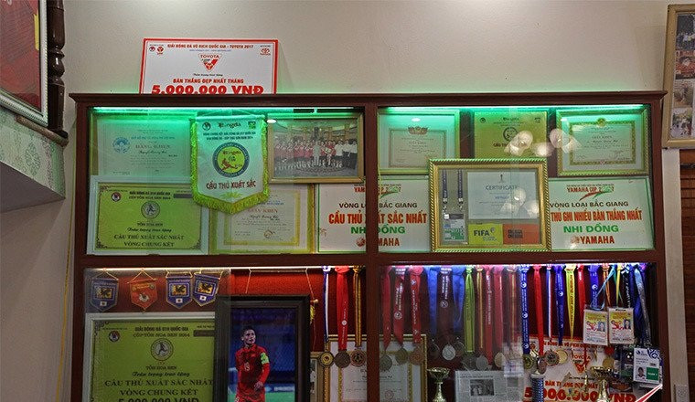 Trên tường phòng khách có một 1 tủ kệ gỗ, trưng bày các huy chương, giải thưởng của tiền vệ Quang Hải. Ảnh: Vietnamnet.
