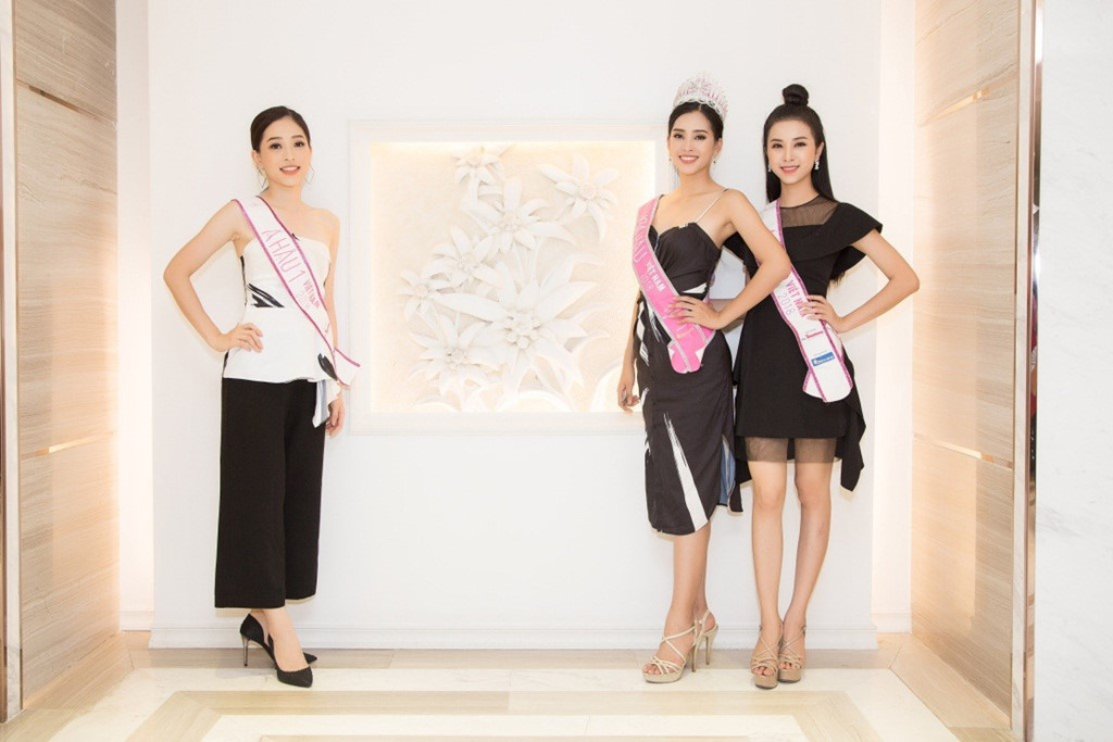 "Tôi thích cảm giác được thư giãn bên khu vườn treo hoặc ngâm mình trong làn nước mát lạnh của hồ bơi vô cực Chân Mây trên tầng thượng. Tôi sẽ nhớ mãi khoảnh khắc ngắm quang cảnh thành phố tinh khiết mỗi bình minh hay rực rỡ khi lên đèn”, Á hậu Thúy An cho hay. Trong ảnh, các người đẹp khoe dáng ngọc bên cạnh bức phù điêu hoa Nhung Tuyết - quốc hoa Thụy Sỹ tại lối đi bên trong khu căn hộ cao cấp Léman.