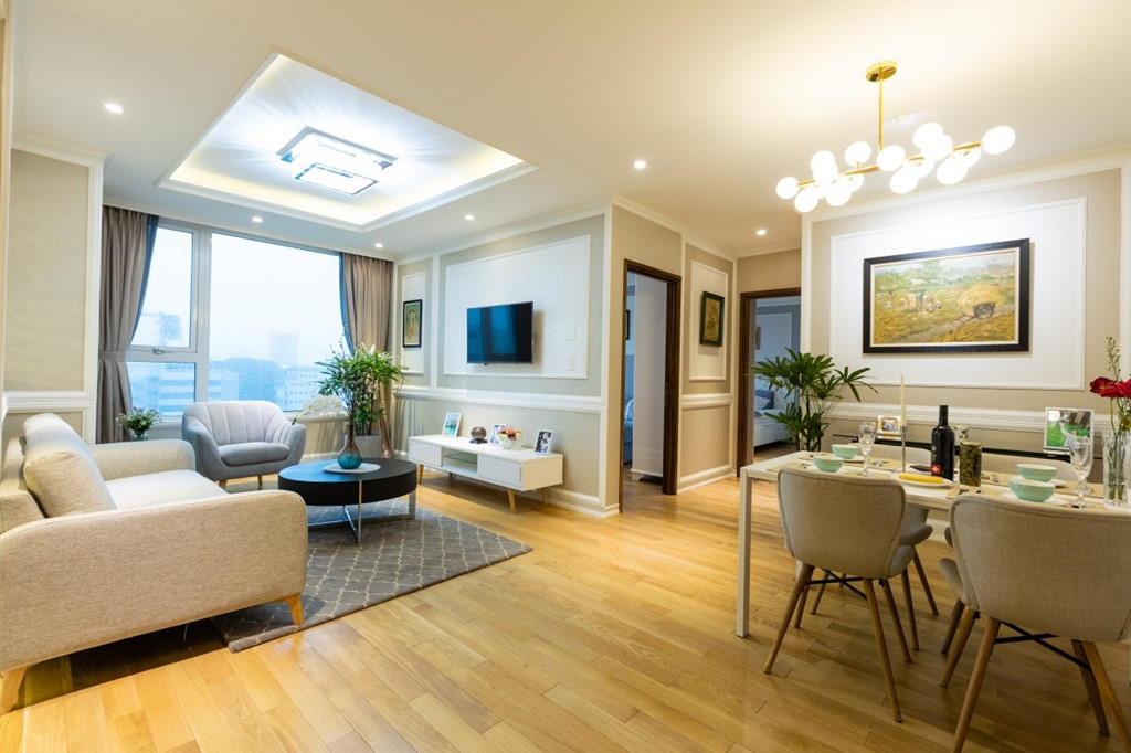 Các căn hộ Léman mang một thế giới tinh tế và đẳng cấp với thiết kế không cột theo tỉ lệ vàng, giúp không gian rộng và thoáng hơn. Cửa sổ lớn sát đất như mang cả “dải ngân hà” của thành phố về đêm vào nhà. Á hậu 1 Bùi Phương Nga ấn tượng với thiết kế của căn hộ, không gian rộng thoáng với cửa sổ lớn là nơi cô thư giãn sau những giờ tập luyện. “Tôi thích các tiện ích và dịch vụ 5 sao tại đây... Vào mỗi cuối ngày, khi được trở về nhà chung nghỉ ngơi, tôi như đựơc chìm đắm vào thế giới tinh tế. Ngắm nhìn quang cảnh qua cánh cửa sổ lớn sát đất như mang cả thành phố về đêm vào nhà”, cô nói.