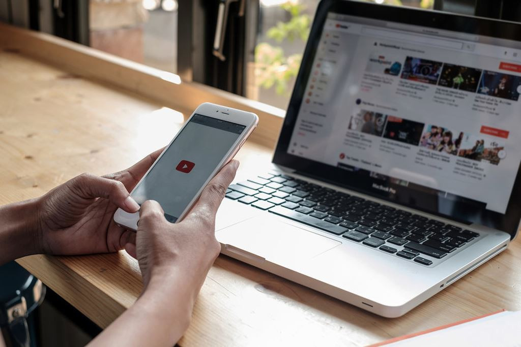 6. YouTube - 244,2 triệu USD. Nền tảng chia sẻ video trực tuyến của Google.