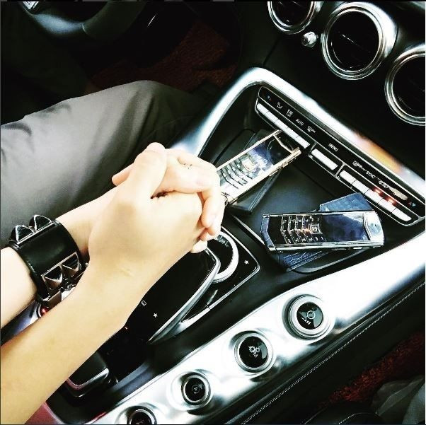 Thiếu gia Hà thành có niềm đam mê "sang chảnh" với điện thoại Vertu. Ảnh: Bestie.