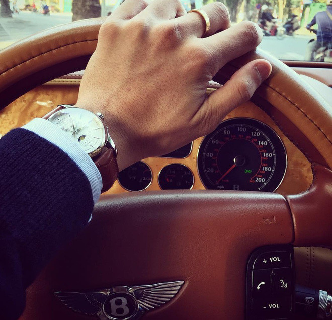 Jade Nguyen sở hữu nhiều siêu xe thương hiệu nổi tiếng như Jaguar, BMWi8, Range Rover, Bentley, Rolls Royce Phantom, Ferrari, Audi...Ảnh: Thethaovanhoa.