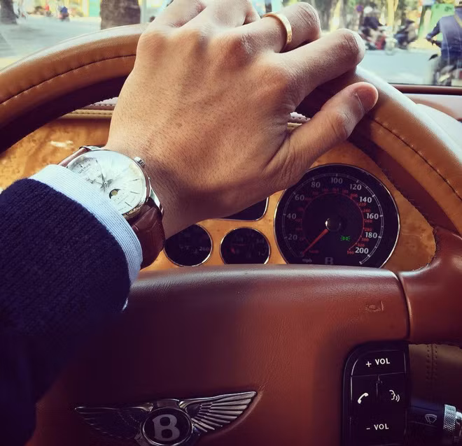 Jade Nguyen sở hữu nhiều siêu xe thương hiệu nổi tiếng như Jaguar, BMWi8, Range Rover, Bentley, Rolls Royce Phantom, Ferrari, Audi...Ảnh: Thethaovanhoa.