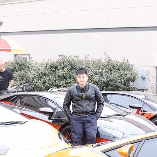 Khi mới 20 tuổi, Vũ Sơn Tùng đã có trong tay bộ sưu tập với hớn 30 chiếc siêu xe đẳng cấp thế giới đến từ các thương hiệu nổi tiếng như SUV, Sedan, SuperCar, Sport Car…Ảnh: Bestie.