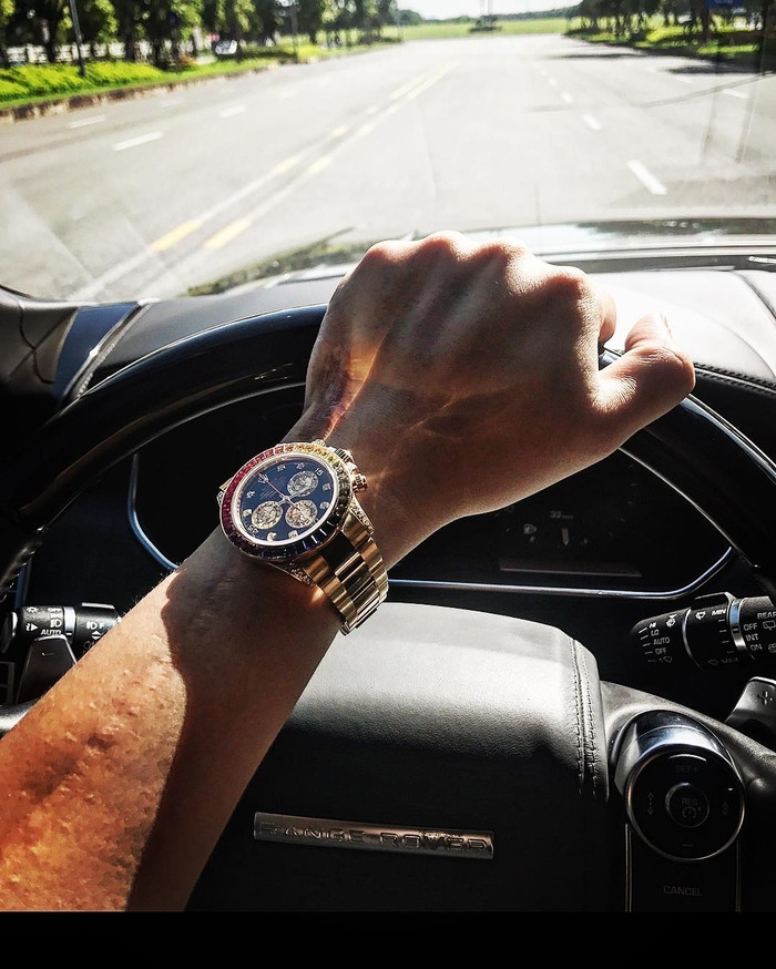 Bảo Hưng là thiếu gia của gia đình giàu có bậc nhất Hà thành và là em trai của BTV Ngọc Trinh. Anh có niềm đam mê sưu tầm những chiếc đồng hồ tiền tỷ. Ảnh: Ohman.