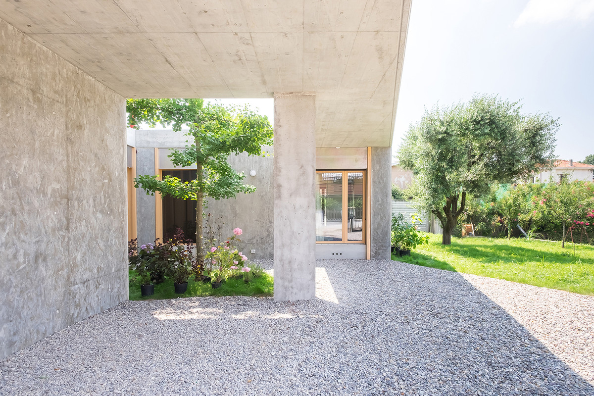 Biệt thự 2 tầng được chia làm 3 khối nhà, dọc theo trục bắc nam, tạo ra không gian mở bên trong.