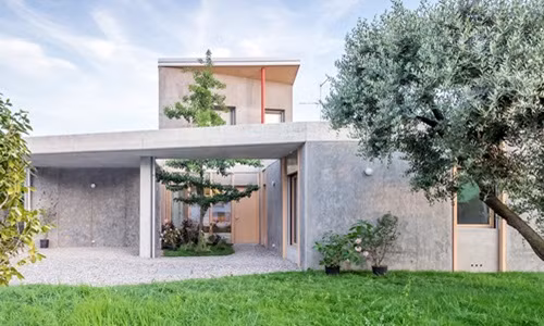 Nằm trong khu đô thị Fagnano Olona (Italia), căn biệt thự được xây cho một gia đình trẻ gồm 2 vợ chồng trẻ và con cái.