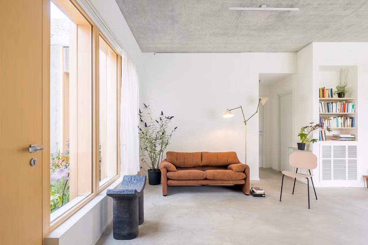 Phòng khách đơn giản với tông màu trắng sáng chủ đạo.