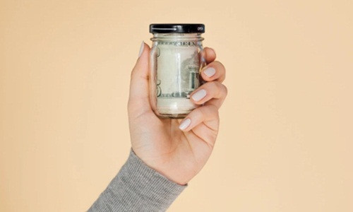 Bỏ 10 USD mỗi tuần vào lợn là cách tiết kiệm tiền đơn giản nhất. Con số khá ít ỏi nhưng đến cuối năm, bạn sẽ có hơn 500 USD.