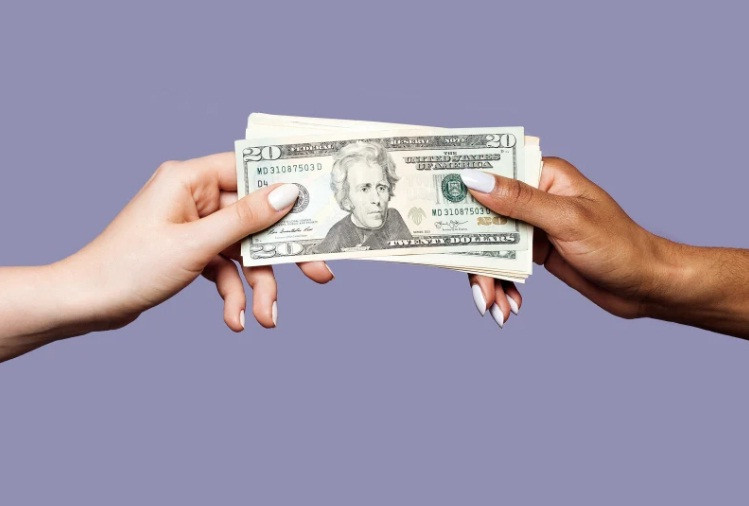 Tự nhủ với bạn thân rằng mình xứng đáng giàu có. Theo một nghiên cứu, nhiều người không giàu được không phải vì thiếu tham vọng, mà là thiếu niềm tin vào khả năng điều đó xảy ra.