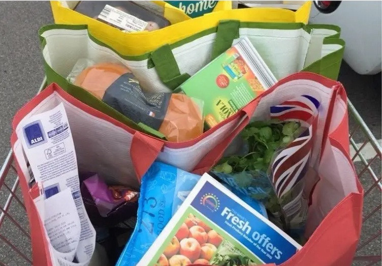 Lựa chọn một cửa hàng tạp hóa có giá rẻ hơn và mua mọi thứ ở đó sẽ giúp bạn tiết kiệm tiền kha khá trong tháng.