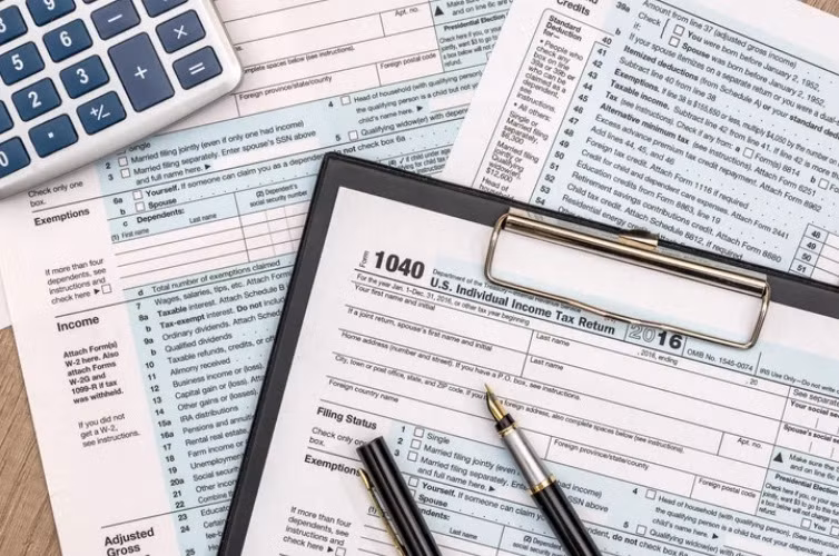 Tiết kiệm và đầu tư các khoản tiền có bất chợt như tiền thưởng, quà tặng tiền mặt...cũng là cách giúp bạn có được một khoản tiền tiết kiệm không nhỏ trong năm.