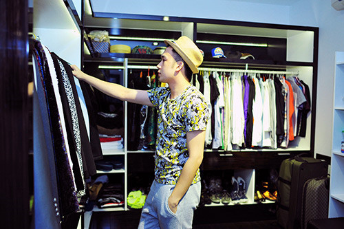 Trong nhà, Dương Triệu Vũ còn dành riêng một phòng để quần áo, giày dép và đồ diễn. Ảnh: Zing.