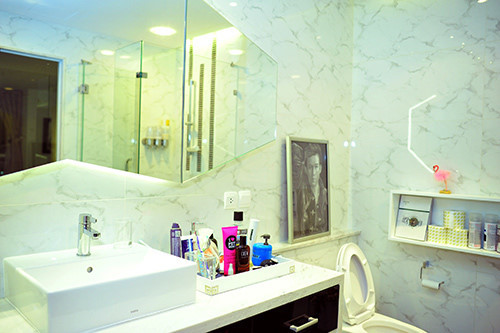 Phòng tắm đơn giản nhưng tiện nghi. Ảnh: Zing.