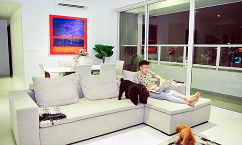 Căn hộ rộng 170m2. Phòng khách rộng thoáng với gam màu sáng. Ảnh: Zing.