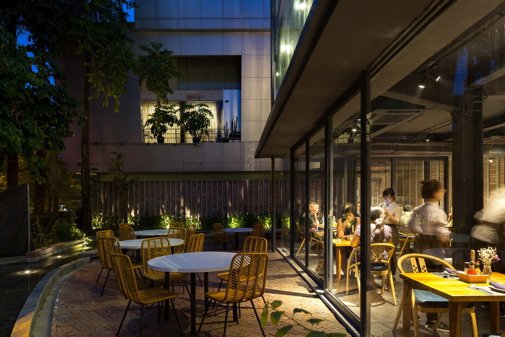 Nhờ đó, thực khách vừa có thể thưởng thức đồ ăn, vừa nghe bài thuyết trình của đầu bếp đồng thời ngắm toàn cảnh khu vườn thoáng mát.