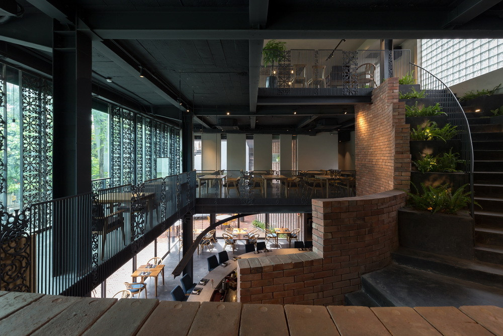 Khoảng trống lớn với cầu thang cong mang đến cái nhìn mới lạ cho nhà hàng.