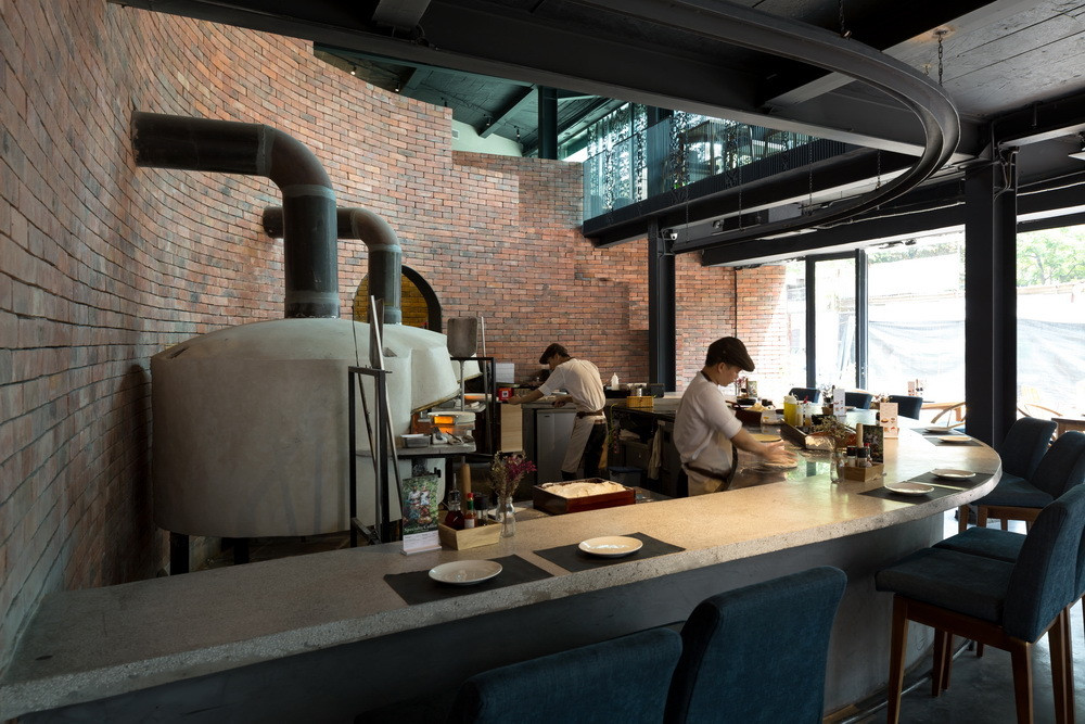 Cách bố trí nhà hàng tập trung quanh khu bếp mở cũng là một nét sáng tạo trong thiết kế nhà hàng.