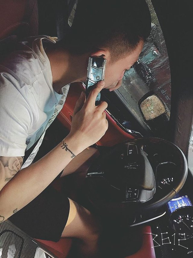 Điện thoại mạ vàng và kim cương Vertu mà Minh Nhựa từng sử dụng có giá khoảng 1,9 tỷ đồng. Ảnh: Vietnamnet.