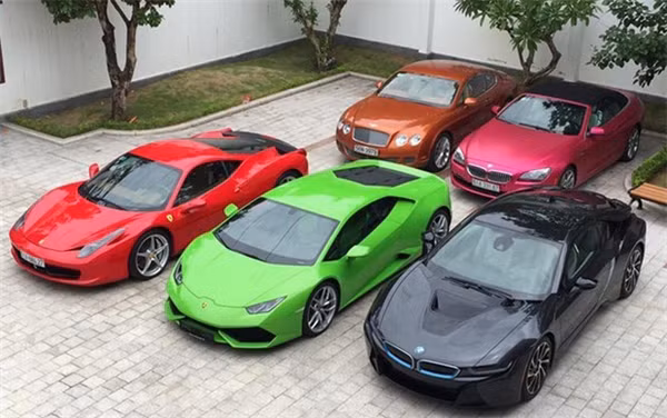 Anh chàng khiến nhiều người ngưỡng mộ với bộ sưu tập siêu xe cực kỳ đáng giá và quý hiếm. Ảnh: Thethaovanhoa.