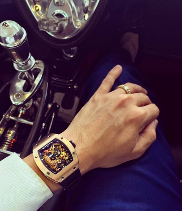 Bên cạnh thú chơi siêu xe đắt tiền, đại gia Minh nhựa còn có sở thích sưu tập những chiếc đồng hồ, điện thoại tiền tỷ. Năm 2017, chàng thiếu gia này từng khoe chiếc đồng hồ Richard Mille phiên bản "ngọa hổ tàng long" trị giá 70 tỷ đồng trên trang facebook cá nhân. Ảnh: Nhadautu.
