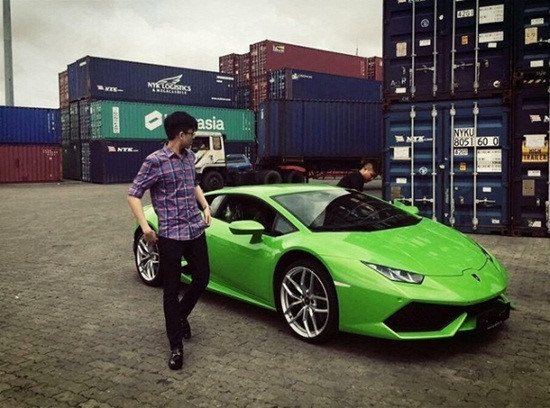 Phan Hoàng từng được tặng chiếc Lamborghini Huracan thứ 2 nhập khẩu về Việt Nam, nhưng là chiếc màu xanh cốm duy nhất tại Việt Nam trị giá 16 tỷ đồng. Ảnh: Giadinhvietnam.