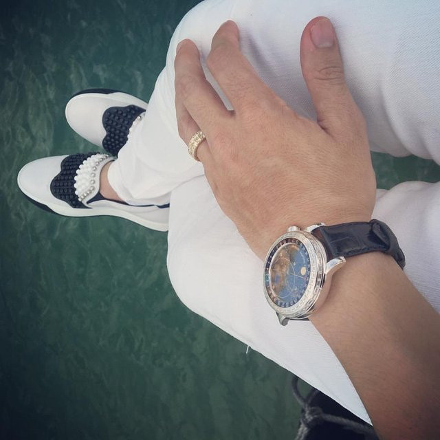 Trước đó, anh cũng sở hữu chiếc đồng hồ Patek Philippe giá khoảng 10 tỷ đồng. Ảnh: Nhadautu.