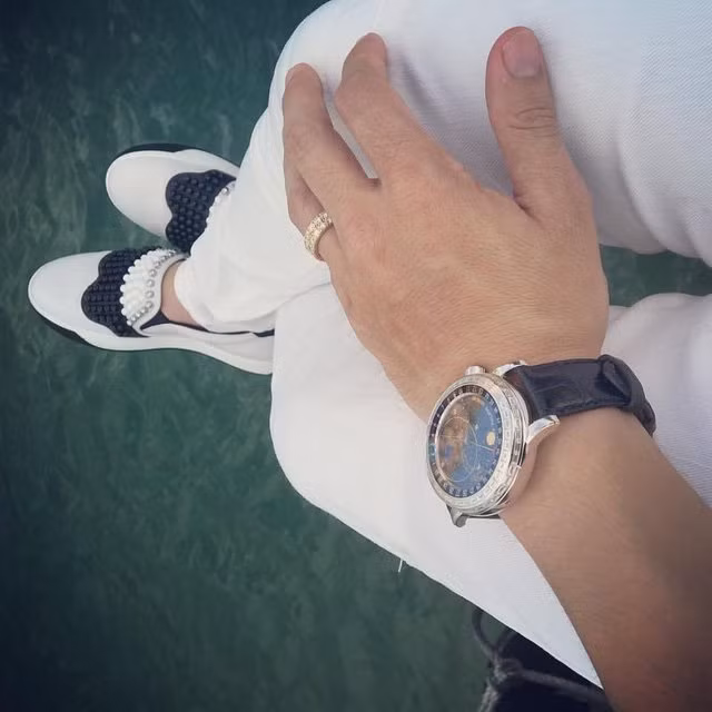 Trước đó, anh cũng sở hữu chiếc đồng hồ Patek Philippe giá khoảng 10 tỷ đồng. Ảnh: Nhadautu.