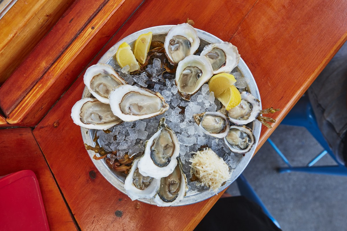 Có cả những gian hàng chế biến sẵn khách mua thưởng thức. Ảnh: Bon Appetit.