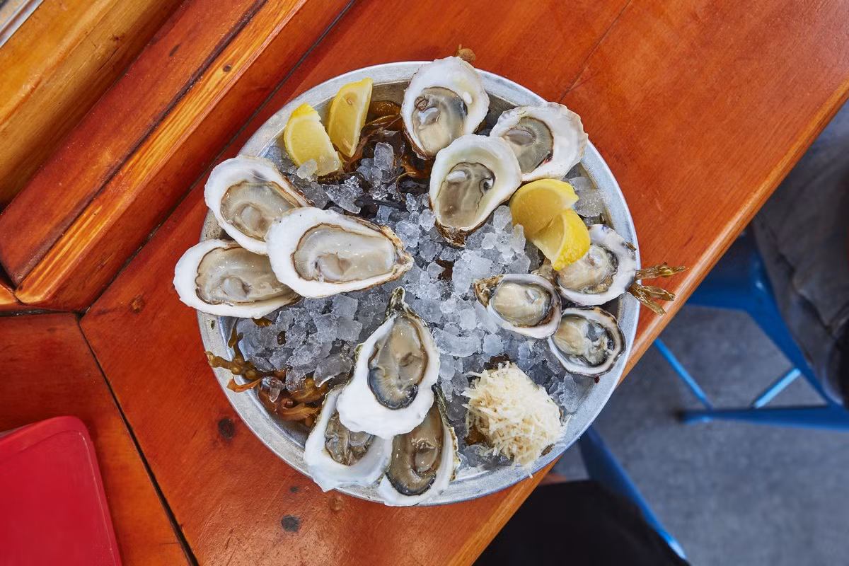 Có cả những gian hàng chế biến sẵn khách mua thưởng thức. Ảnh: Bon Appetit.