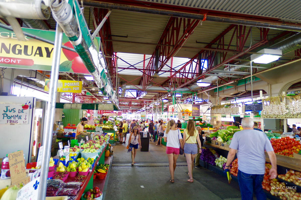 Dọc các lối đi đầy ắp những bắp súp lơ vàng hay màu xanh lá cây nõn nà, màu tím mơn mởn, những chùm ớt bóng bẩy, treo lủng lẳng trước các gian hàng…Ảnh: Eat North.