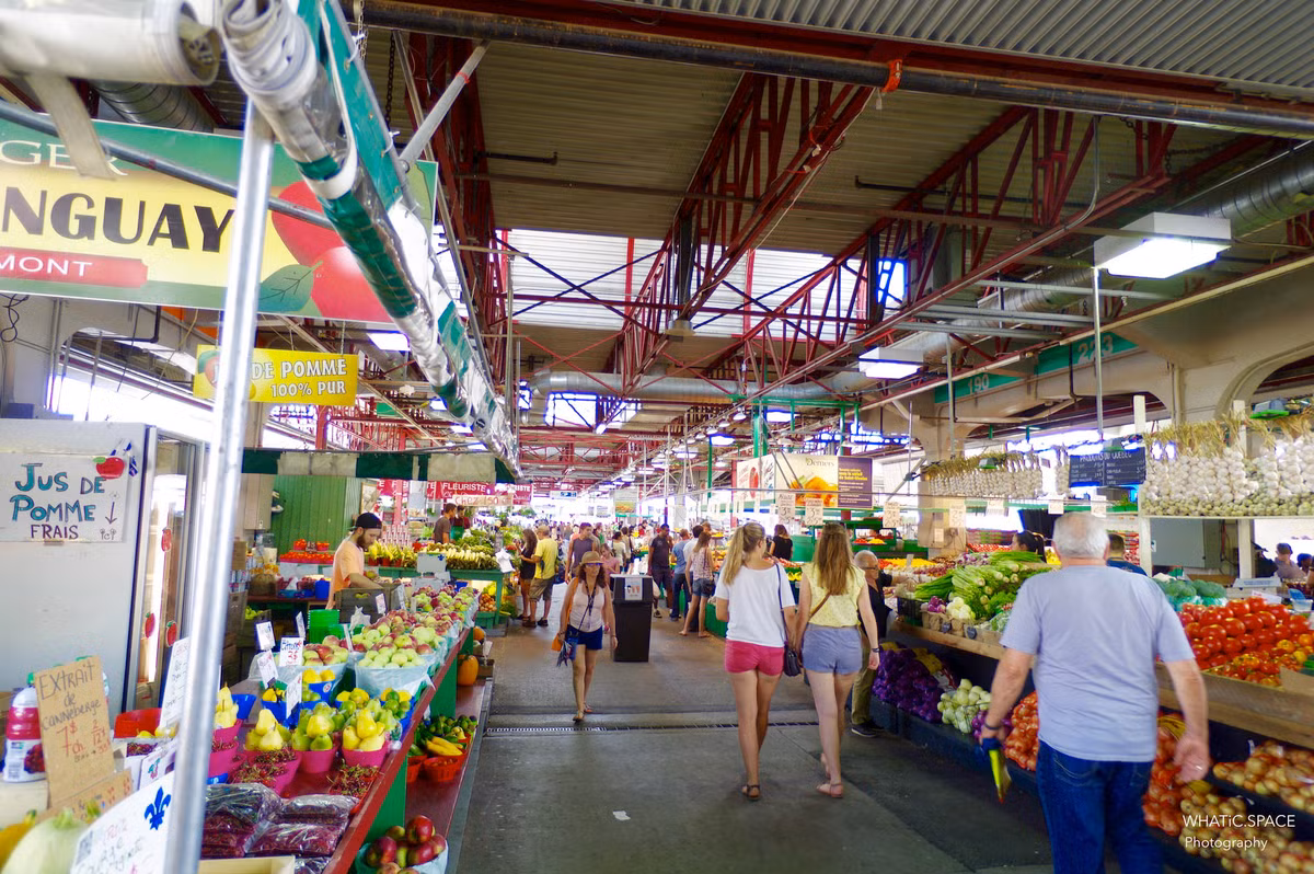 Dọc các lối đi đầy ắp những bắp súp lơ vàng hay màu xanh lá cây nõn nà, màu tím mơn mởn, những chùm ớt bóng bẩy, treo lủng lẳng trước các gian hàng…Ảnh: Eat North.