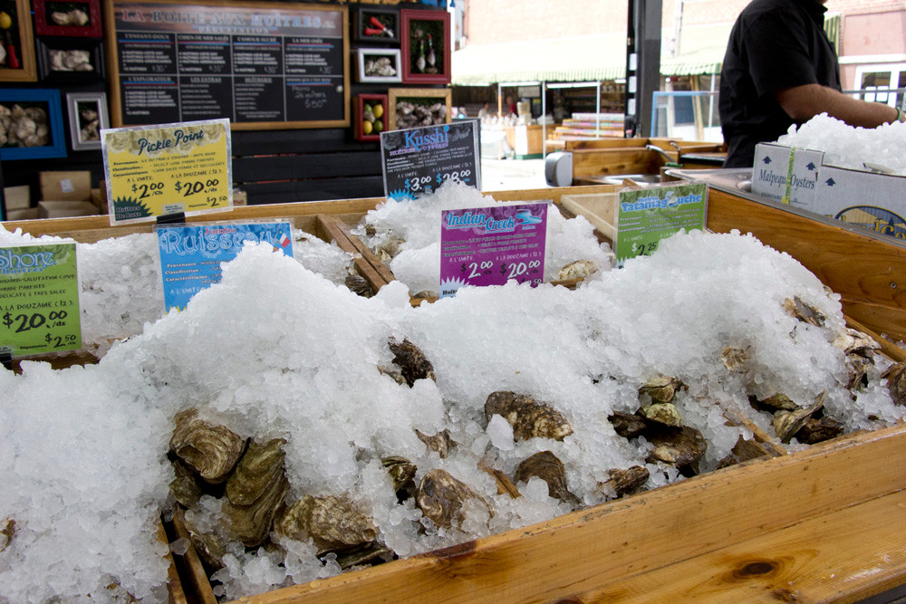 Bên cạnh rau củ quả, chợ còn khiến du khách ấn tượng khi có tới hơn 40 loại hàu khác nhau. Ảnh: Internet.