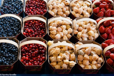 Khoảng thời gian sôi nổi nhất của khu chợ là từ tháng sáu đến tháng mười. Bởi thời điểm này là lúc nông sản tươi ngon nhất. Ảnh: Kavey Eats.