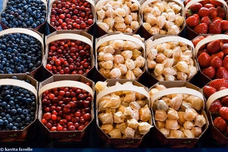 Khoảng thời gian sôi nổi nhất của khu chợ là từ tháng sáu đến tháng mười. Bởi thời điểm này là lúc nông sản tươi ngon nhất. Ảnh: Kavey Eats.