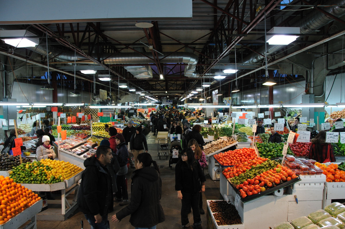 Khu chợ này nổi tiếng với những sản vật địa phương phong phú, đặc biệt là các mặt hàng rau quả tươi sống. Ảnh: Getty Images.