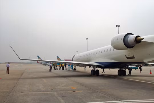 Màn trình diễn của Bombardier CRJ900 tại Hà Nội lần này nằm trong kế hoạch giới thiệu mẫu phản lực loại nhỏ cho Vietnam Airlines của hãng. Ảnh: NlĐ.