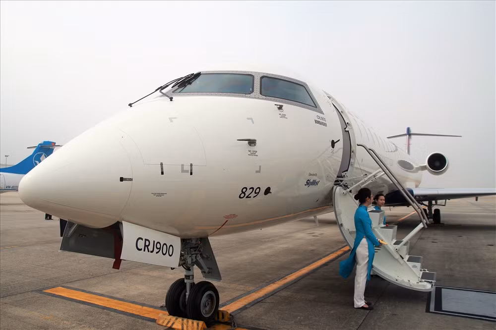 Chiếc CRJ900 tham gia trình diễn là máy bay mới sản xuất của Bombardier và chuẩn bị bàn giao cho hãng Delta Airlines (Mỹ). Ảnh: Lao động.