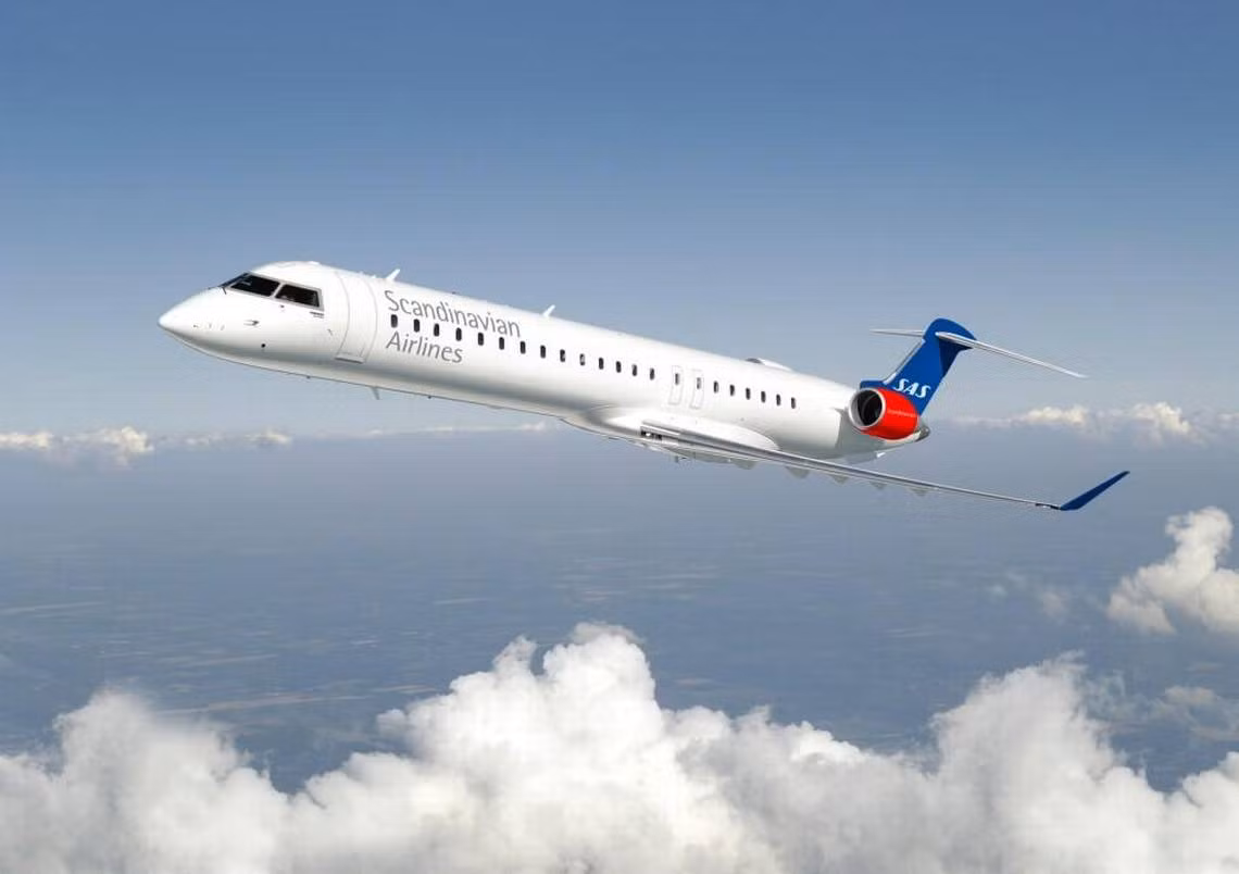 Trang bị công nghệ giải trí không dây, máy bay CRJ900 đang được nhiều hãng hàng không lớn trên thế giới khai thác như American Airlines, China Express, Delta Airlines...Ảnh: Printest.